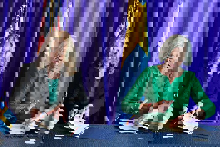 Deputy Secretary for Health and Human Services, Andrea Palm, and Minister for Health Care, Acko Ankarberg Johansson, signing the agreement.