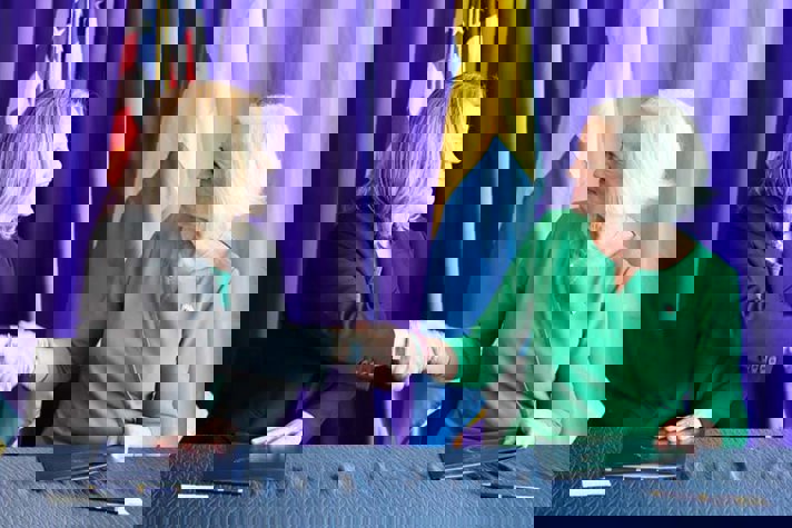 Deputy Secretary for Health and Human Services, Andrea Palm, and Minister for Health Care, Acko Ankarberg Johansson, signing the agreement.