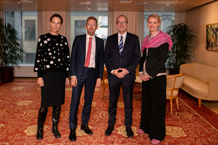 Foto med Olivia Wigzell, generaldirektör Socialstyrelsen, socialminister Jakob Forssmed, Dr Hans Kluge, WHO:s regionsdirektör för Europa samt Karin Tegmark Wisell, generaldirektör Folkhälsomyndigheten
