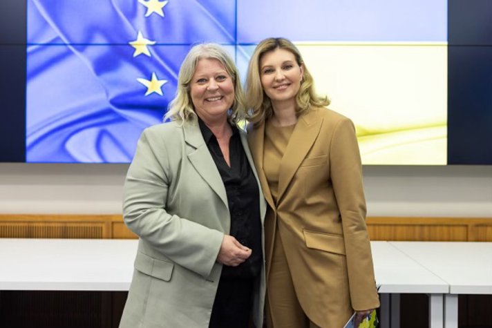 Bild på socialtjänstminister Camilla Waltersson Grönvall tillsammans med Ukrainas presidents fru Olena Zelenska