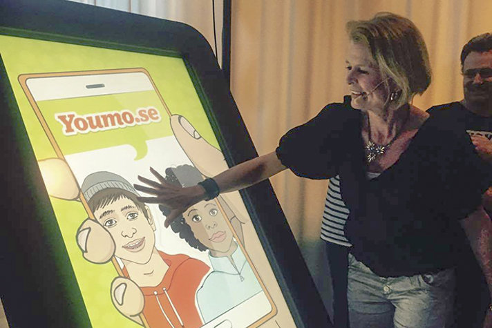 Jämställdhetsminister Åsa Regnér tittar på webbportalen Youmo om jämställdhet som riktar sig till nyanlända barn och unga.