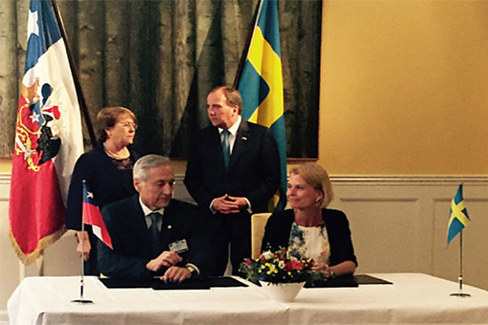 Foto av barn-, äldre- och jämställdhetsminister Åsa Regnér undertecknar samförståndsavtal med Chiles utrikes- och handelsminister Heraldo Muñoz Valenzuela om välfärd och jämställdhet.