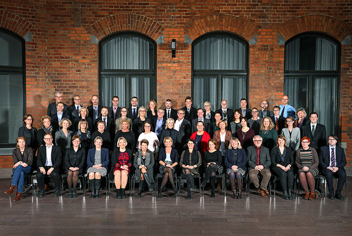 Foto av de generaldirektörer som företräder myndigheter i JiM-programmet, tillsammans med jämställdhetsminister Åsa Regnér, 2016. Foto av de generaldirektörer som företräder myndigheter i JiM-programmet, tillsammans med jämställdhetsminister Åsa Regnér, 2016.