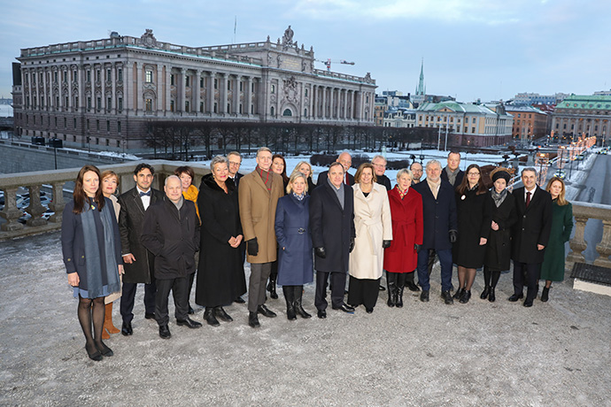 Sveriges regering i ett gruppfoto utanför kungliga slottet Sveriges regering i ett gruppfoto utanför kungliga slottet