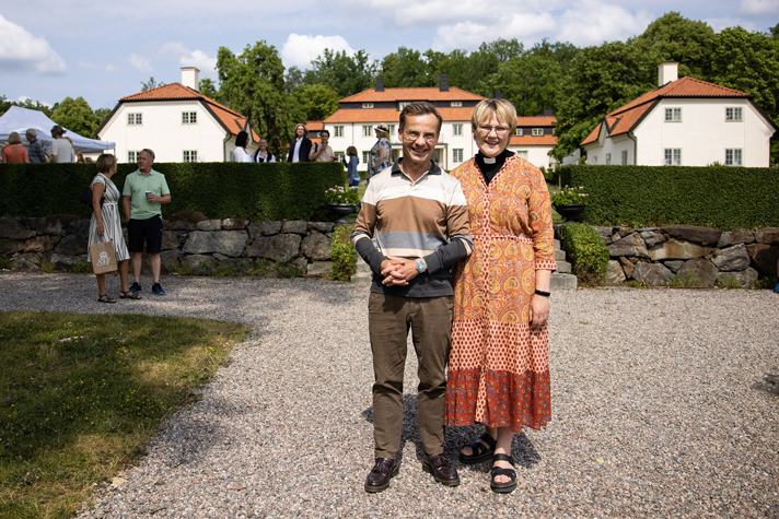 Statsminister Ulf Kristersson och hans hustru Birgitta, Harpsund i bakgrunden.
