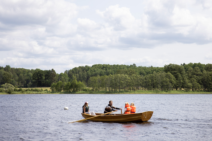 Statsminister Ulf Kristersson ror en eka med barn i. 