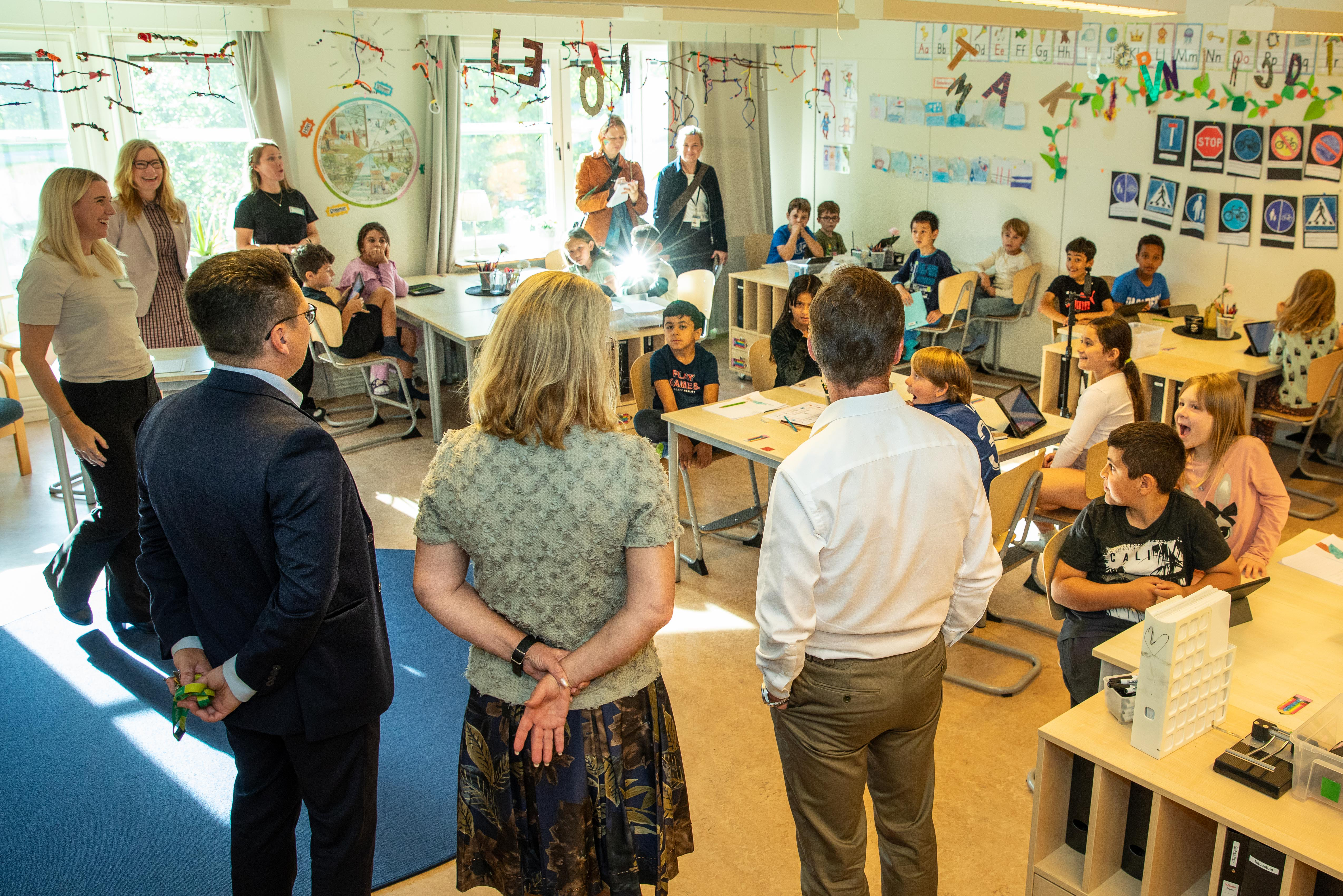 Statsminister Ulf Kristersson och skolminister Lotta Edholm inledde sin välfärdsturné med att besöka Edboskolan. 