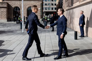 Statsminister Ulf Kristersson skakar hand med Finlands president Alexander Stubb till Rosenbad.