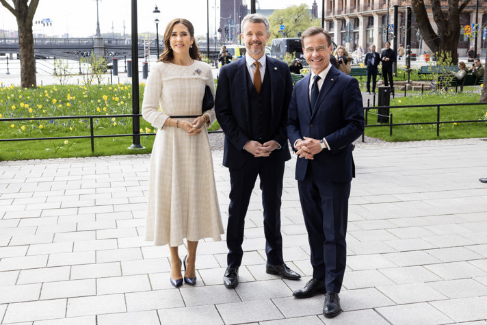 Statsminister Ulf Kristersson och DD.MM. Konungen och Drottningen av Danmark framför Rosenbad