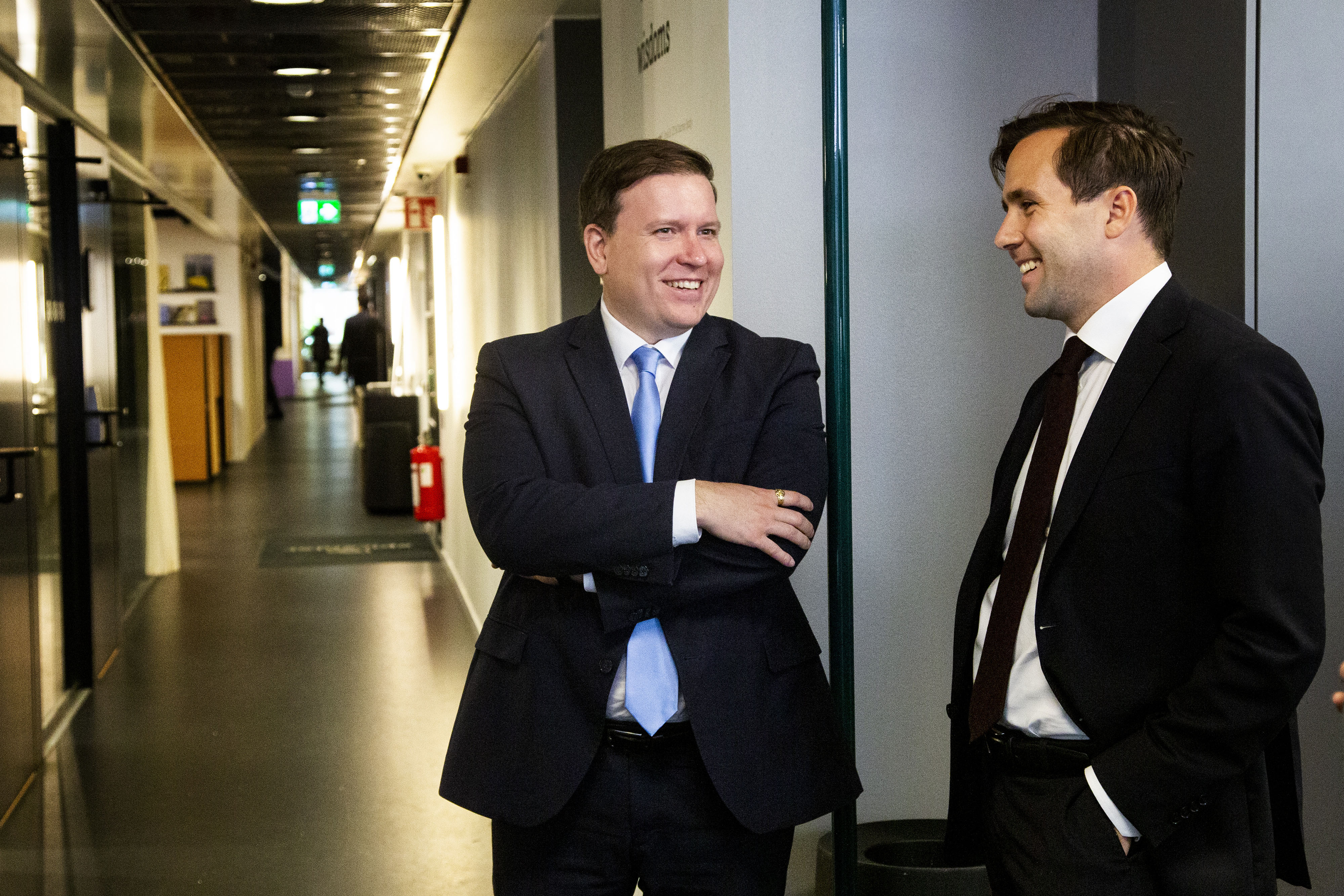 Finlands utrikeshandels- och utvecklingsminister Ville Tavio och Sveriges bistånds- och utrikeshandelsminister Benjamin Dousa samtalar