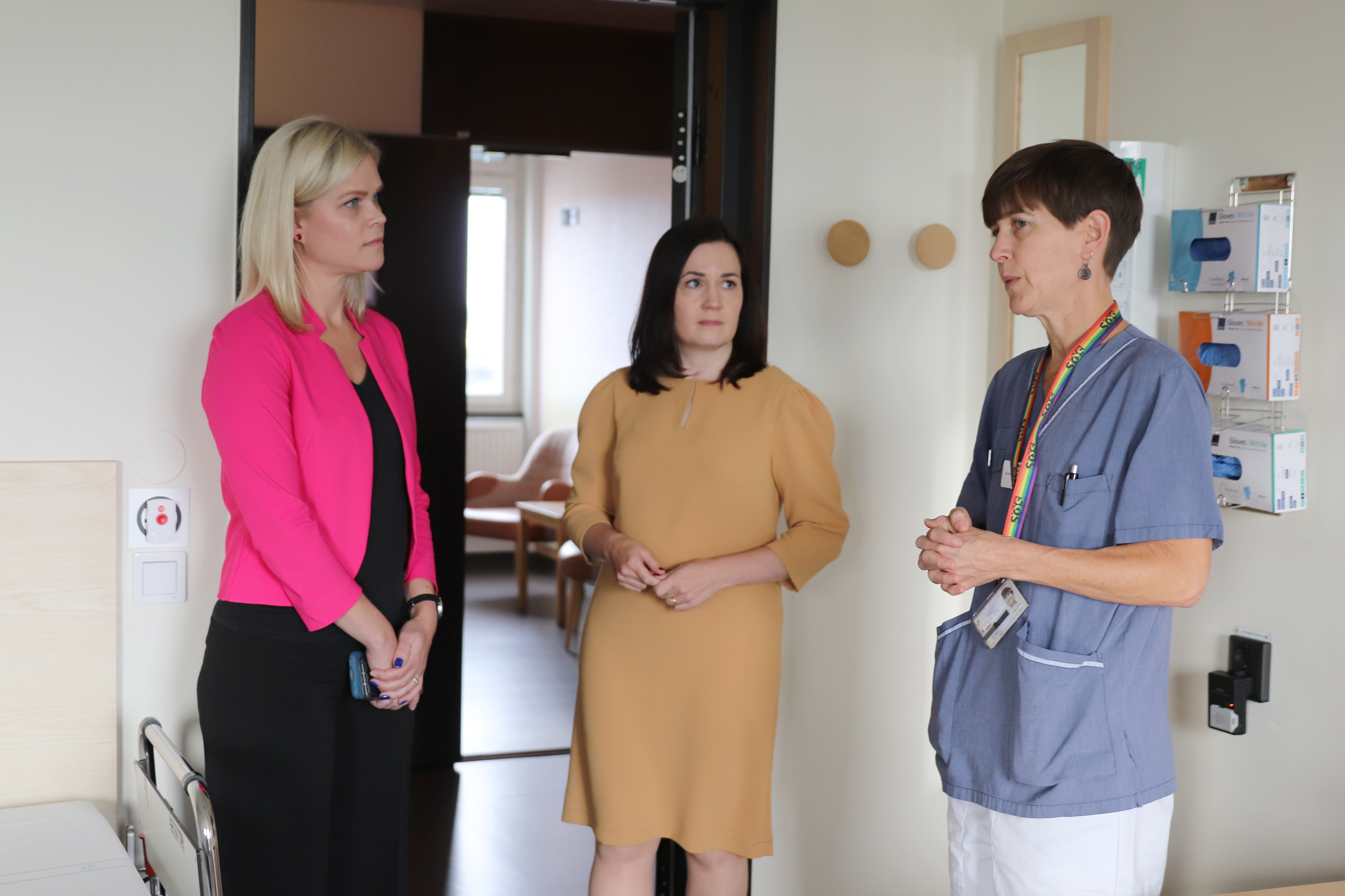 Jämställdhets- och arbetslivsminister Paulina Brandberg och Finlands minister för social trygghet Sanni Grahn-Laasonen besökte Södersjukhusets akutmottagning för våldtagna.