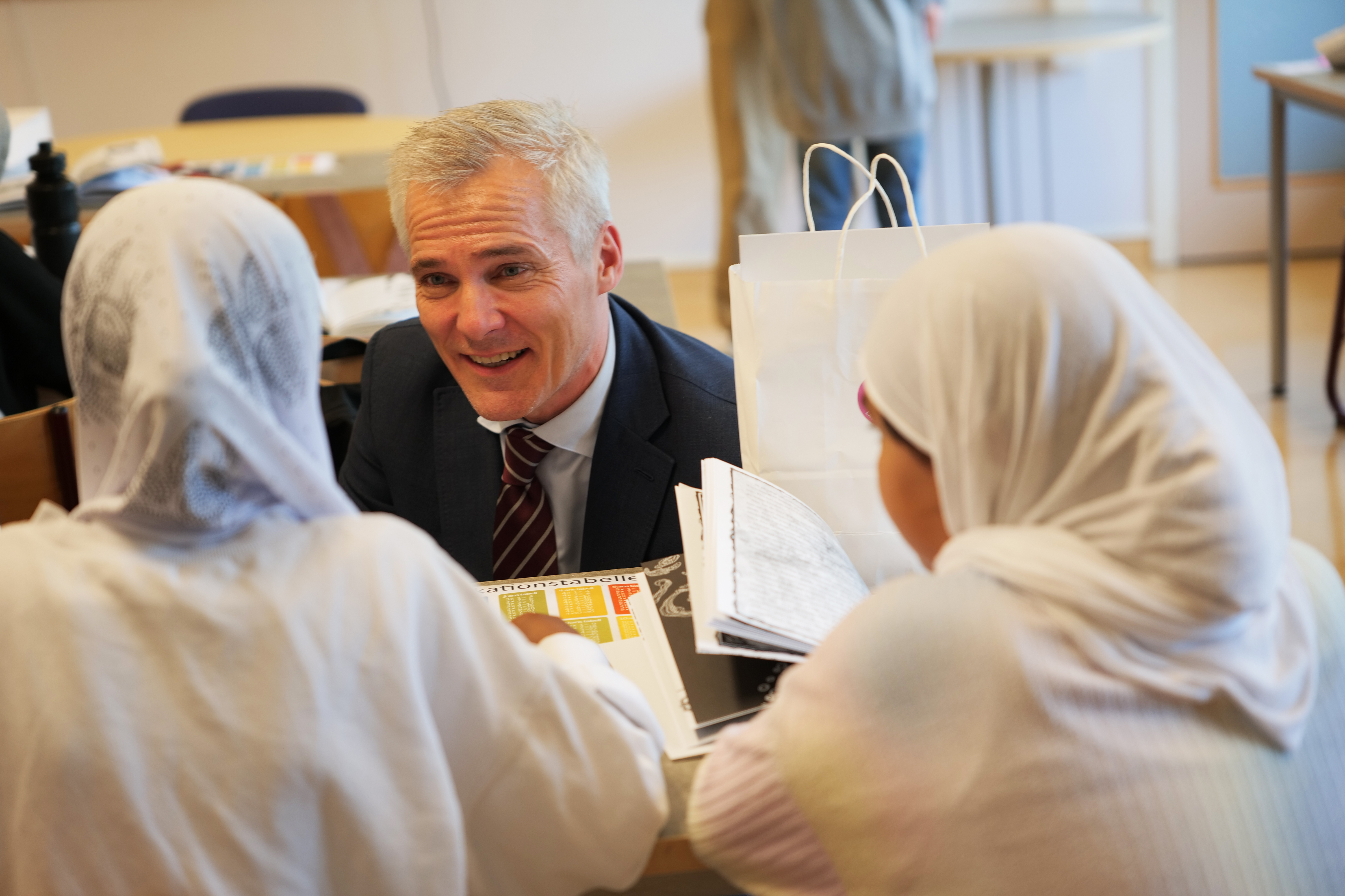 Finlands undervisningsminister Anders Adlercreutz vid ett skolbesök i Rinkeby