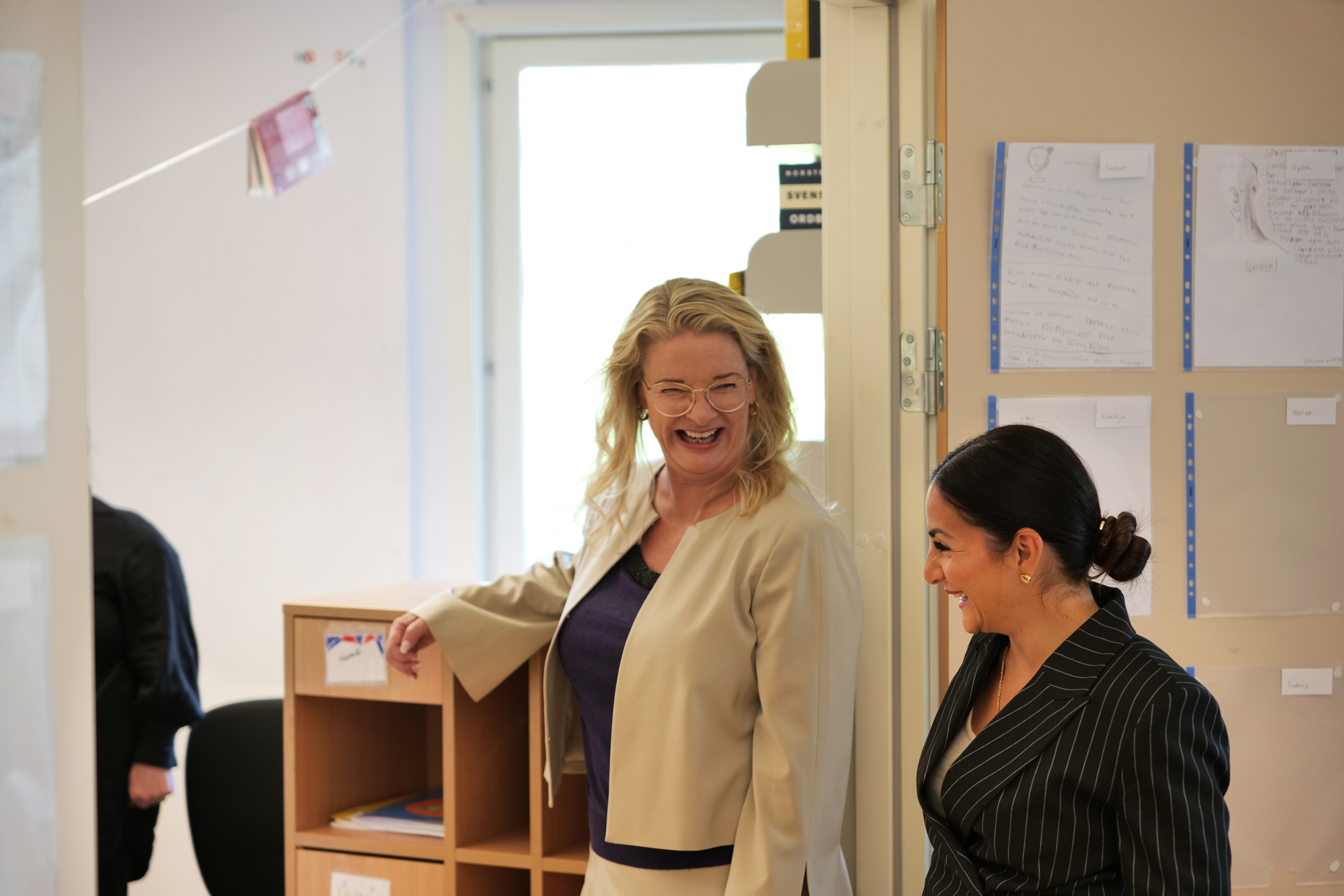 Skolminister Lotta Edholm och kulturminister Parisa Liljestrand vid ett skolbesök i Rinkeby