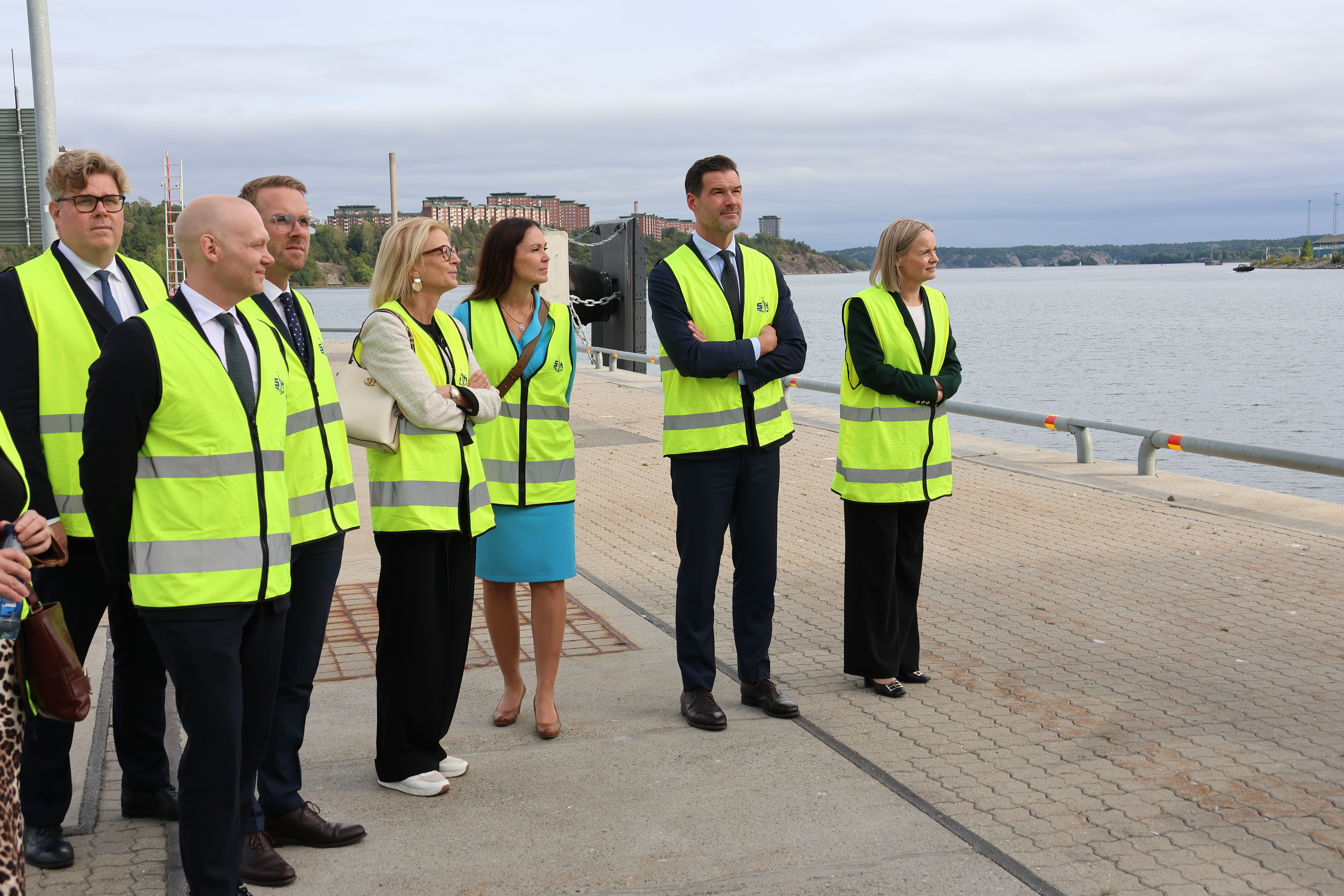 Justitieminister Gunnar Strömmer, finansmarknadsminister Niklas Wykman, infrastruktur- och bostadsminister Andreas Carlson, finansminister Elisabeth Svantesson, Finlands kommunikations- och inrikesminister Lulu Ranne, Sveriges migrationsminister Johan Forssell och Finlands finansminister Riikka Purra vid Stockholms hamnar i Värtahamnen
