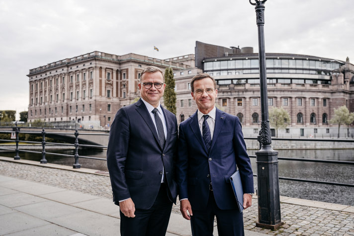 Finlands statsminister Petteri Orpo och statsminister Ulf Kristersson med riksdagen i bakgrunden