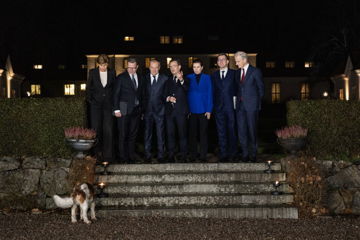 Lettlands utrikesminister Baiba Braže, Finlands statsminister Petteri Orpo, Polens premiärminister Donald Tusk, statsminister Ulf Kristersson, Danmarks statsminister Mette Frederiksen, Estlands premiärminister Kristen Michal, Norges statsminister Jonas Gahr Støre och statsministerns hund Winston på Harpsund.
