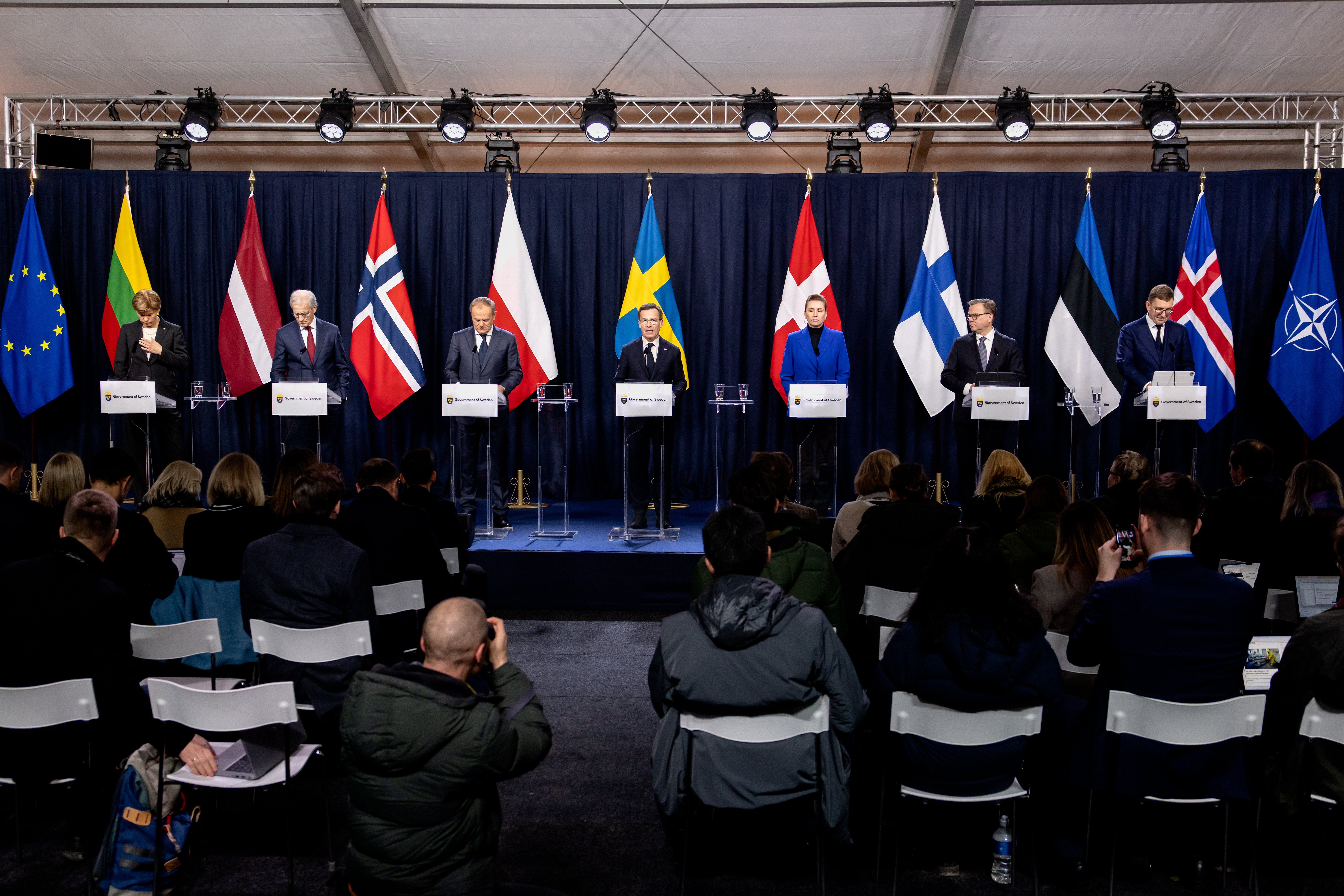 Lettlands utrikesminister Baiba Braže, Norges statsminister Jonas Gahr Støre, Polens premiärminister Donald Tusk, statsminister Ulf Kristersson, Danmarks statsminister Mette Frederiksen, Finlands statsminister Petteri Orpo och Estlands premiärminister Kristen Michal vid en pressträff på Harpsund.