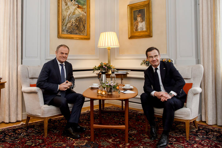 Polens premiärminister och statsminister Ulf Kristersson sitter i varsin fåtölj på Harpsund.