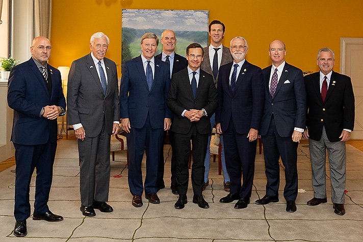 Gruppbild tagen inomhus på Ulf Kristersson och åtta amerikanska kongressledamöter.