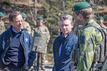 Statsminister Ulf Kristersson och försvarsminister Pål Jonson i Stockholms skärgård 