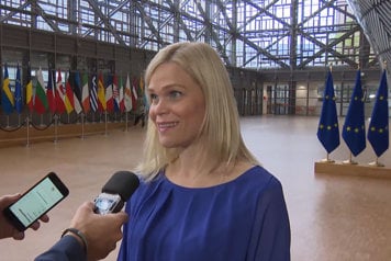 Paulina Brandberg intervjuas av journalister i rådsbyggnaden i Bryssel.