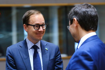 Utbildningsminister Mats Persson i samtal med kollega på möte i Bryssel
