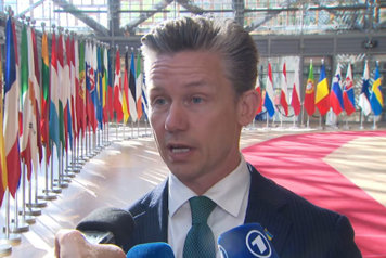 Försvarsminister Pål Jonson blir intervjuad av journalister i Bryssel