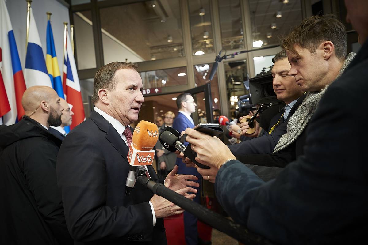 Statsministern står framför journalister och svarar på frågor. Statsministern står framför journalister och svarar på frågor.