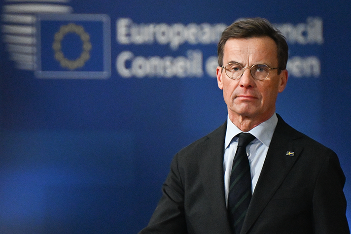 Ulf Kristersson i halvkropp, bild tagen inomhus mot blå bakgrund.