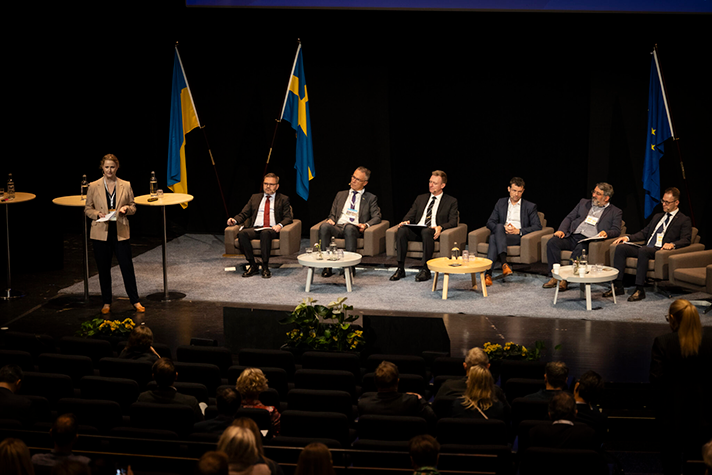 På bild: Karin Marie Sandgren, moderator, Daniel Liljeberg, statssekreterare, Lars Thomsson, koordinator för Energy Island Gotland, Daniel Mortensen, senior projektledare Orsted, Claes Norgaard, Offshore direktör OX2 gruppen, Dujon Goncalves-Collins, senior strategisk rådgivare RWE och Håkan Ekström, direktör, Saab Kockums. 