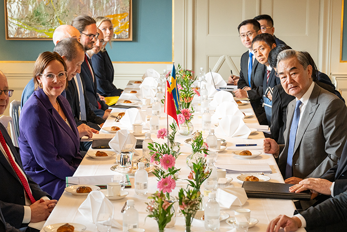 Utrikesminister Maria Malmer Stenergard under bilateralt möte Kinas utrikesminister Wang Yi.