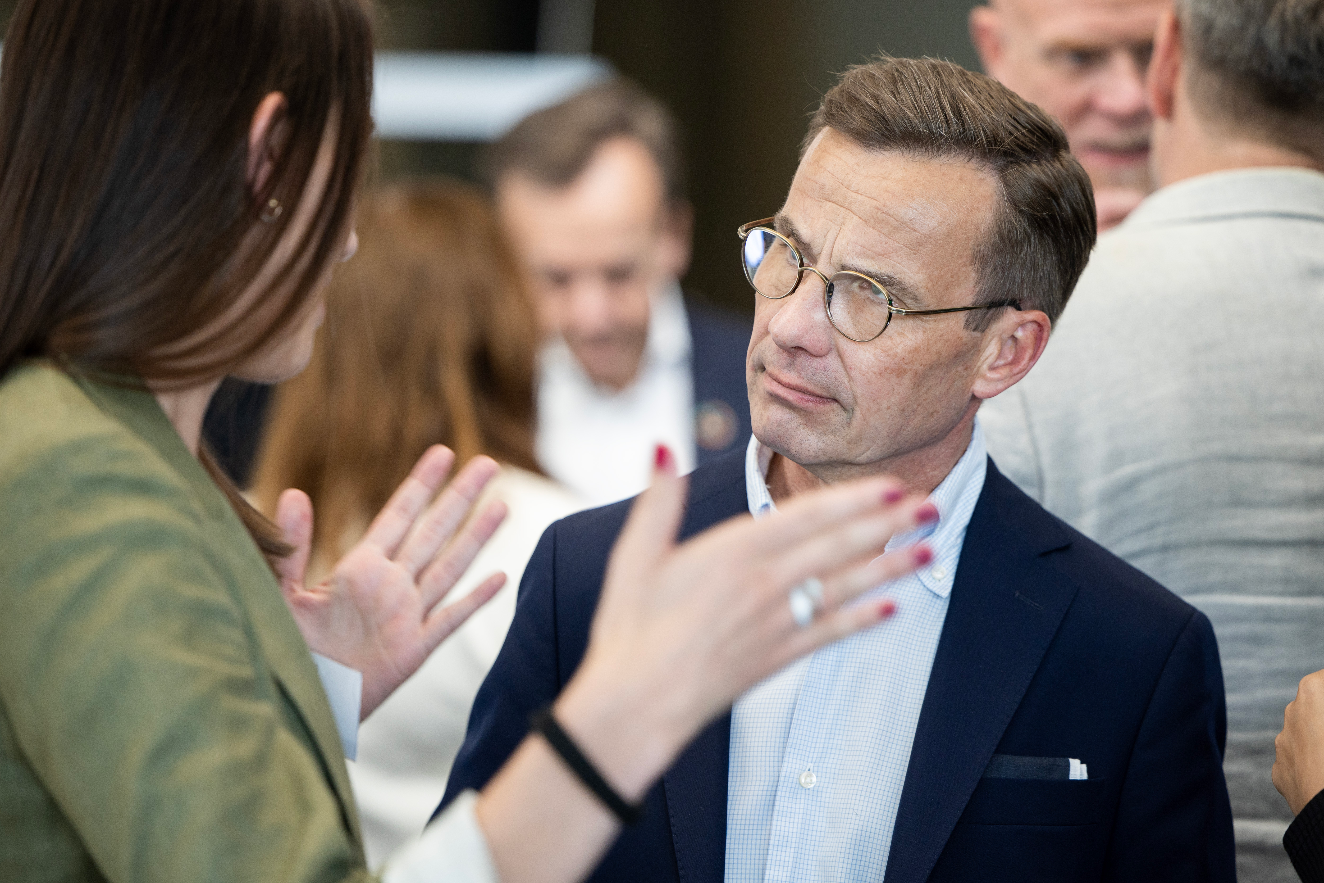 Romina Pourmokhtari inledde sitt tal med orden: "Det handlar om vår överlevnad. Det finns inga alternativ – vi måste lyckas." Här i samtal med statsminister Ulf Kristersson. 