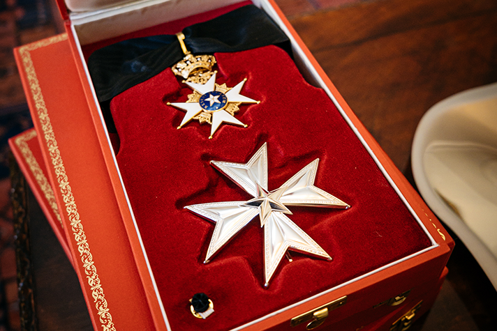 Ett öppet medaljetui i röd sammet med Nordstjärneorden i.