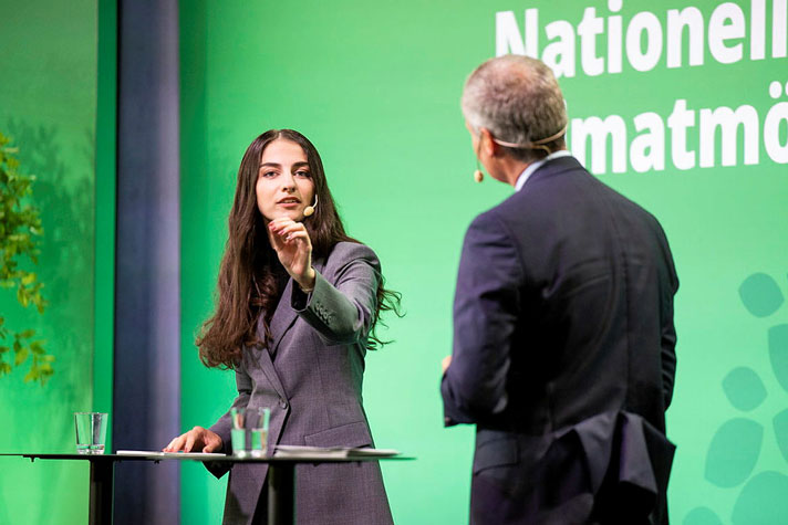 Klimat- och miljöminister Romina Pourmokhtari samtalar med mötets moderator