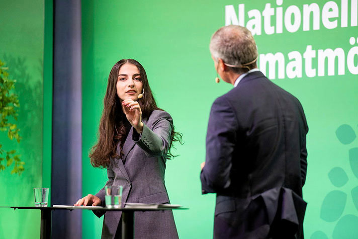 Klimat- och miljöminister Romina Pourmokhtari samtalar med mötets moderator