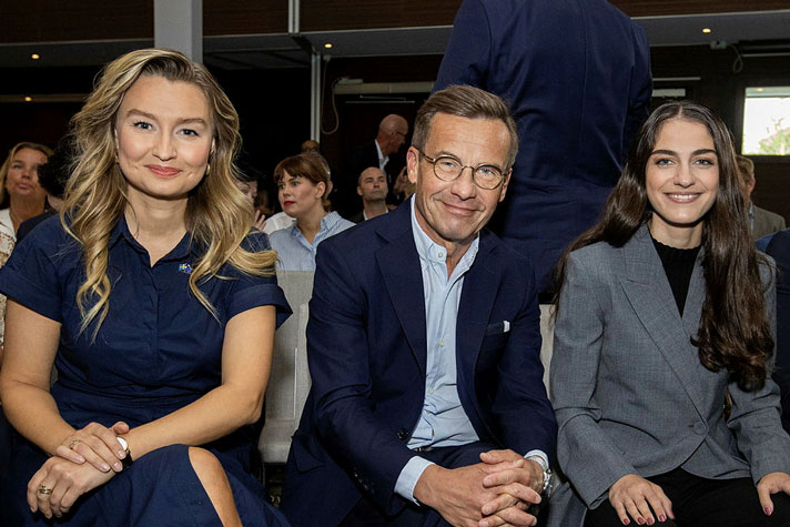 Energi- och näringsminister Ebba Busch, statsminister Ulf Kristersson och klimat- och miljöminister Romina Pourmokhtari sitter tillsammans