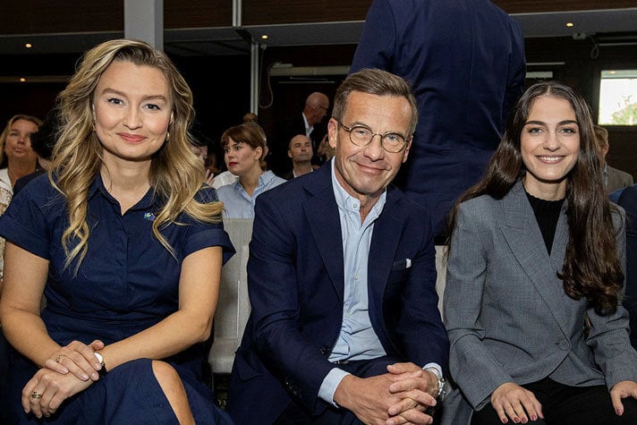 Energi- och näringsminister Ebba Busch, statsminister Ulf Kristersson och klimat- och miljöminister Romina Pourmokhtari sitter tillsammans