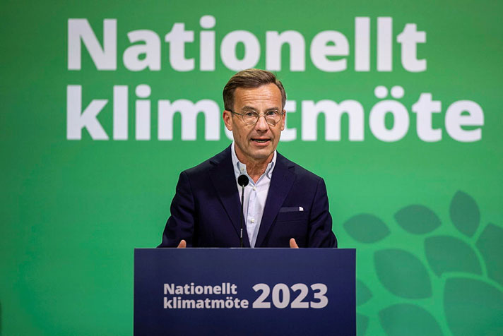 Statsminister Ulf Kristersson talar från en talarstol