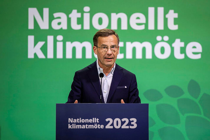 Statsminister Ulf Kristersson talar från en talarstol