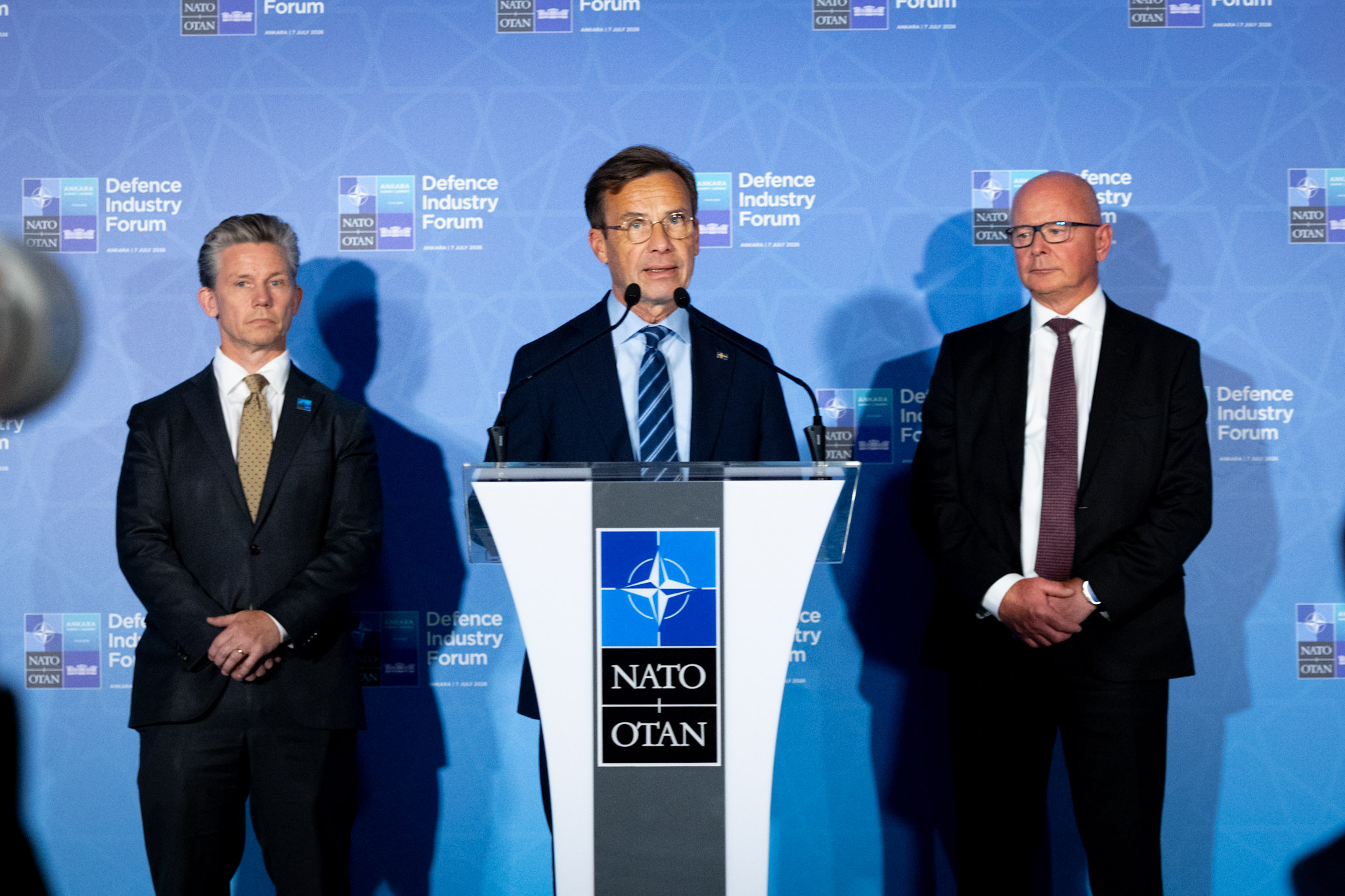 Försvarsministern Pål Jonson statsminister Ulf Kristersson och Saabs verkställande direktör Micael Johansson.