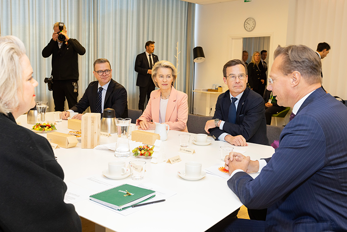 På Stora Enos innovationscenter för biomaterial i Nacka träffade ledarna representanter för svensk och finsk skogsindustri.