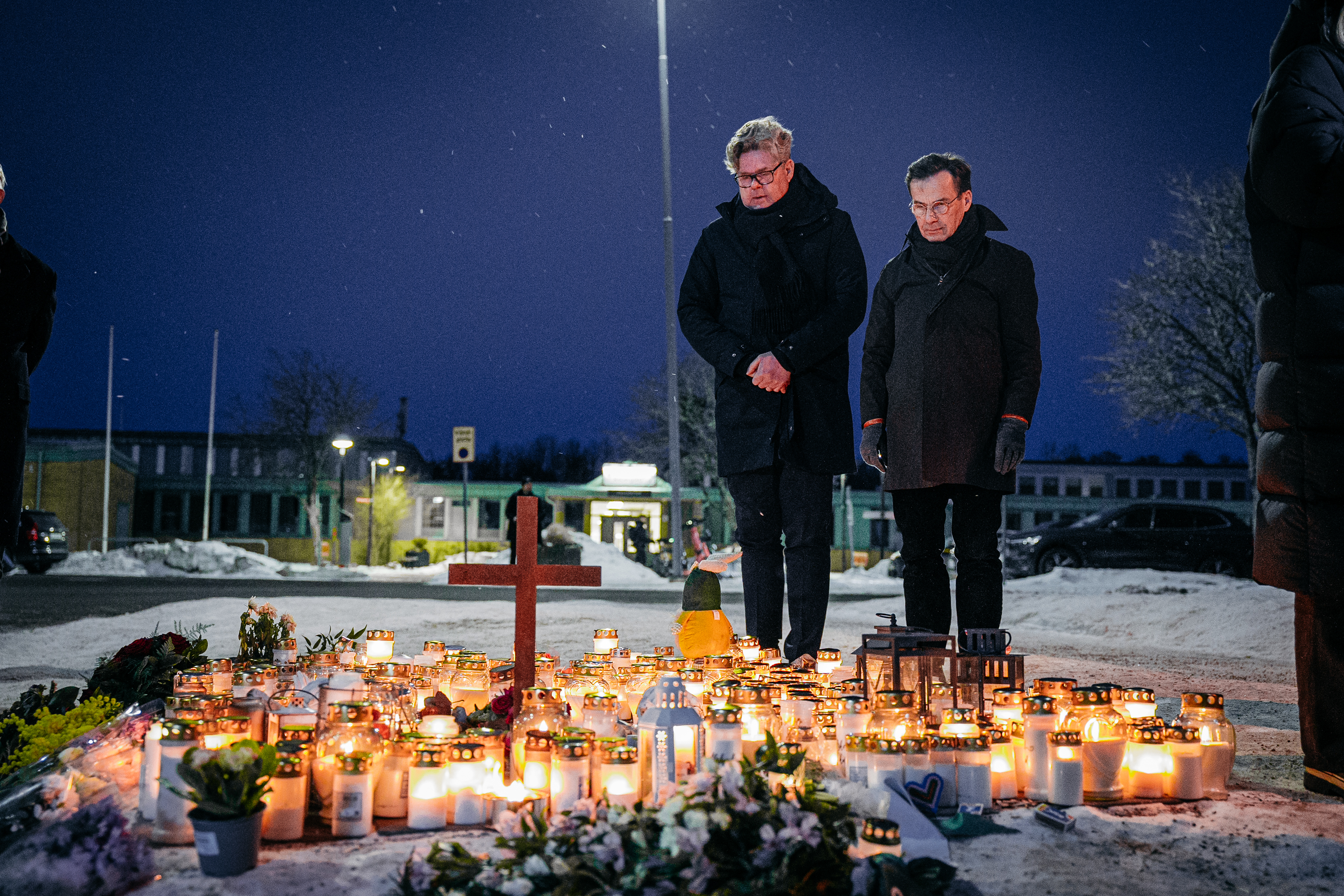 Statsministern och justitieministern utanför Risbergska skolan.