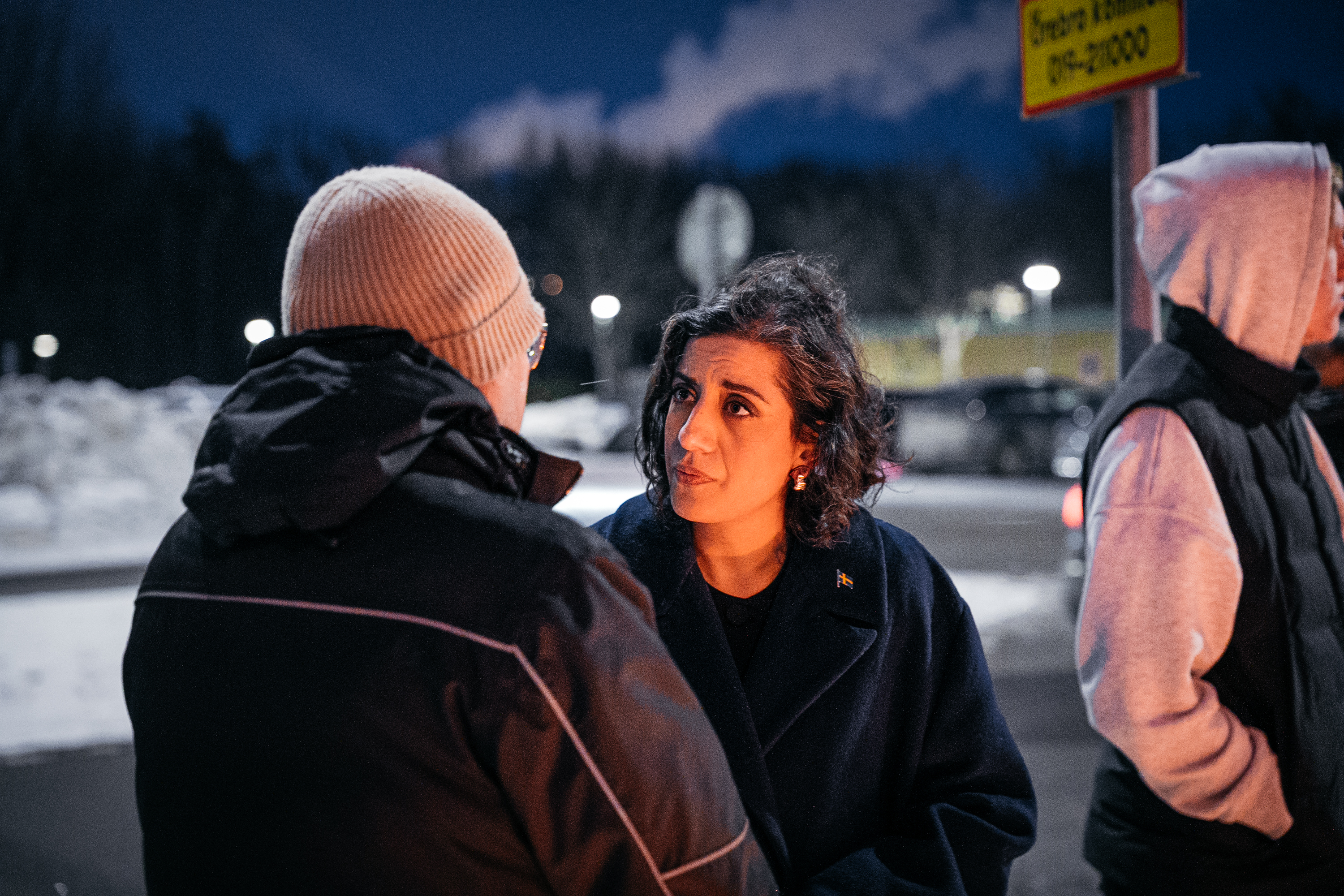 Utbildnings- och integrationsminister Simona Mohamsson i samtal utanför Risbergska skolan.