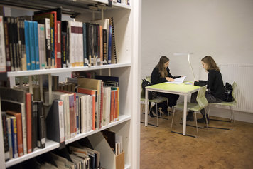 Studenter vid ett bord i biblioteket.