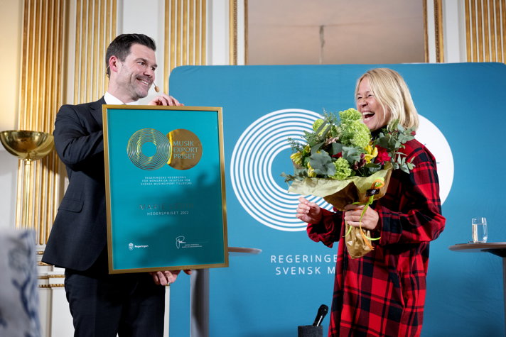 Bistånds- och utrikeshandelsminister Johan Forssell delar ut diplom till Marie Ledin, VD vid Polarpriset
