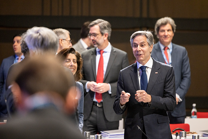 Blinken pratar och skrattar under ett möte.