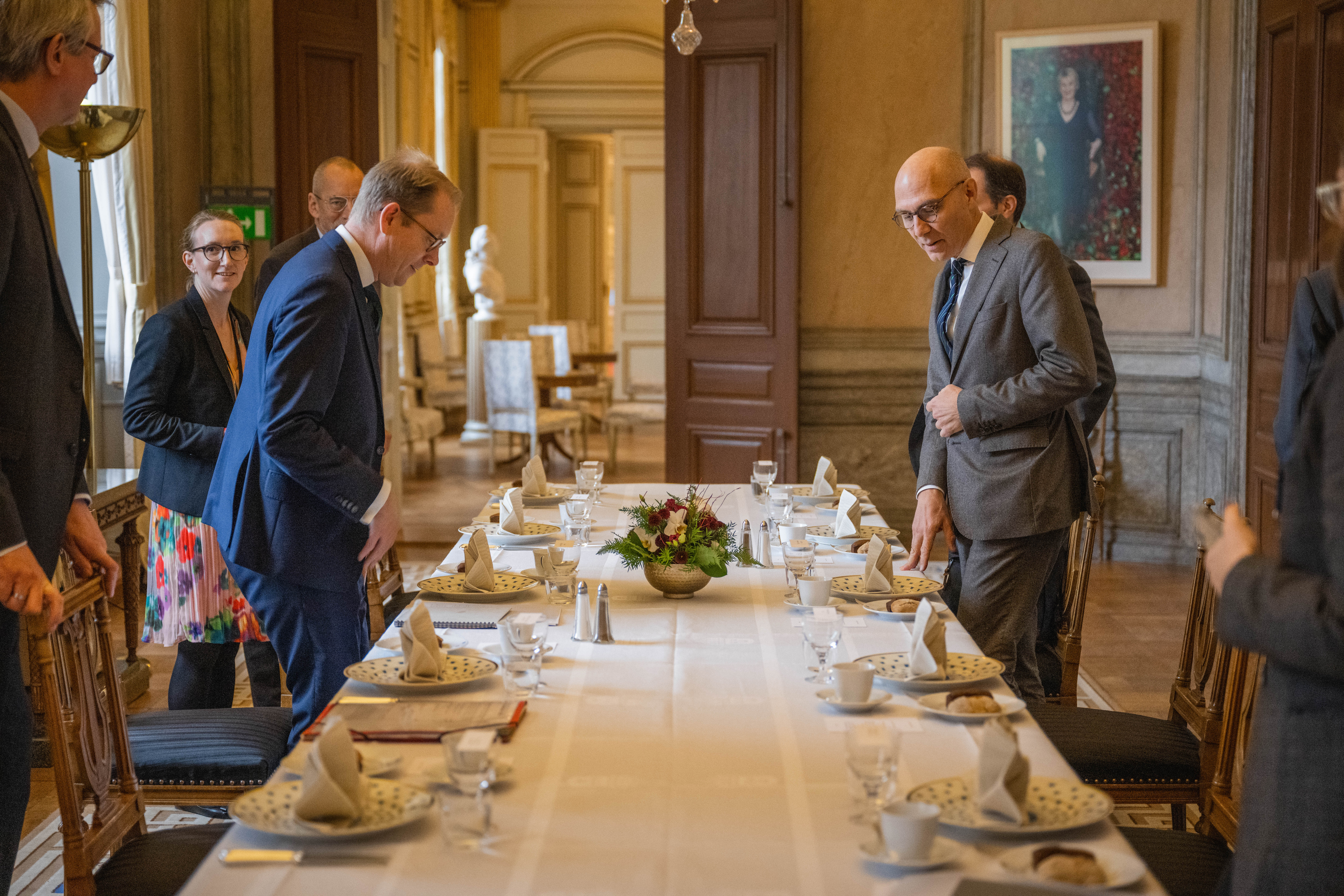 Tobias Billström och Volker Türk sätter sig för att äta lunch