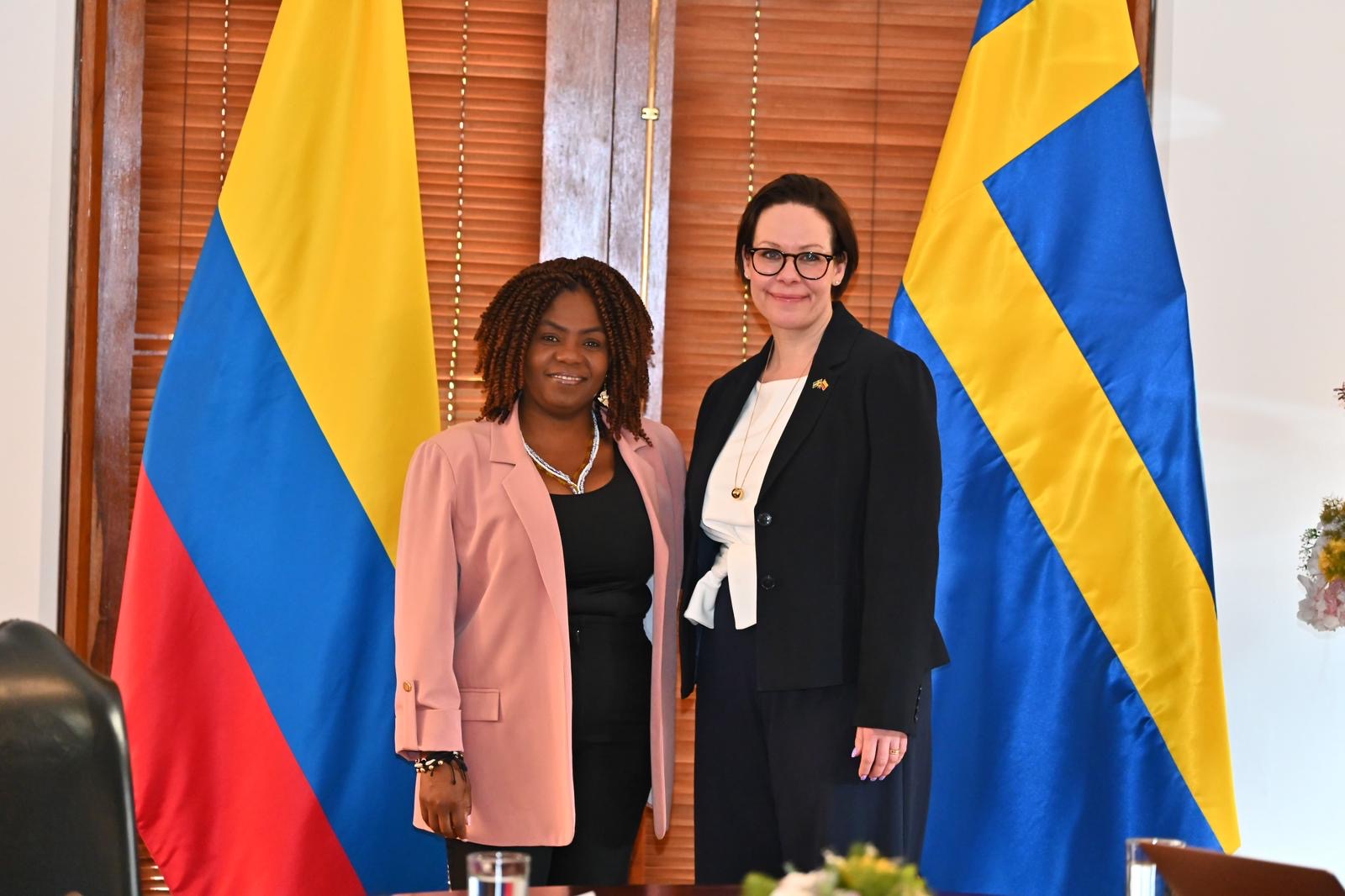 Utrikesminister Maria Malmer Stenergard och Colombias vicepresident och jämlikhetsminister Francia Márquez står framför Sveriges och Colombias flaggor.