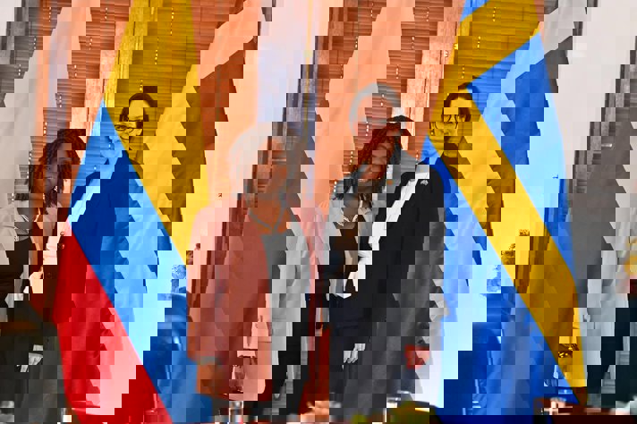 Utrikesminister Maria Malmer Stenergard och Colombias vicepresident och jämlikhetsminister Francia Márquez står framför Sveriges och Colombias flaggor.