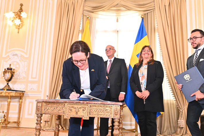 Utrikesminister Maria Malmer Stenergard signerar ett bilateralt avtal om brottsbekämpning och Colombias försvarsminister Iván Velásquez och justitieminister Ángela María Buitrago syns i bakgrunden.